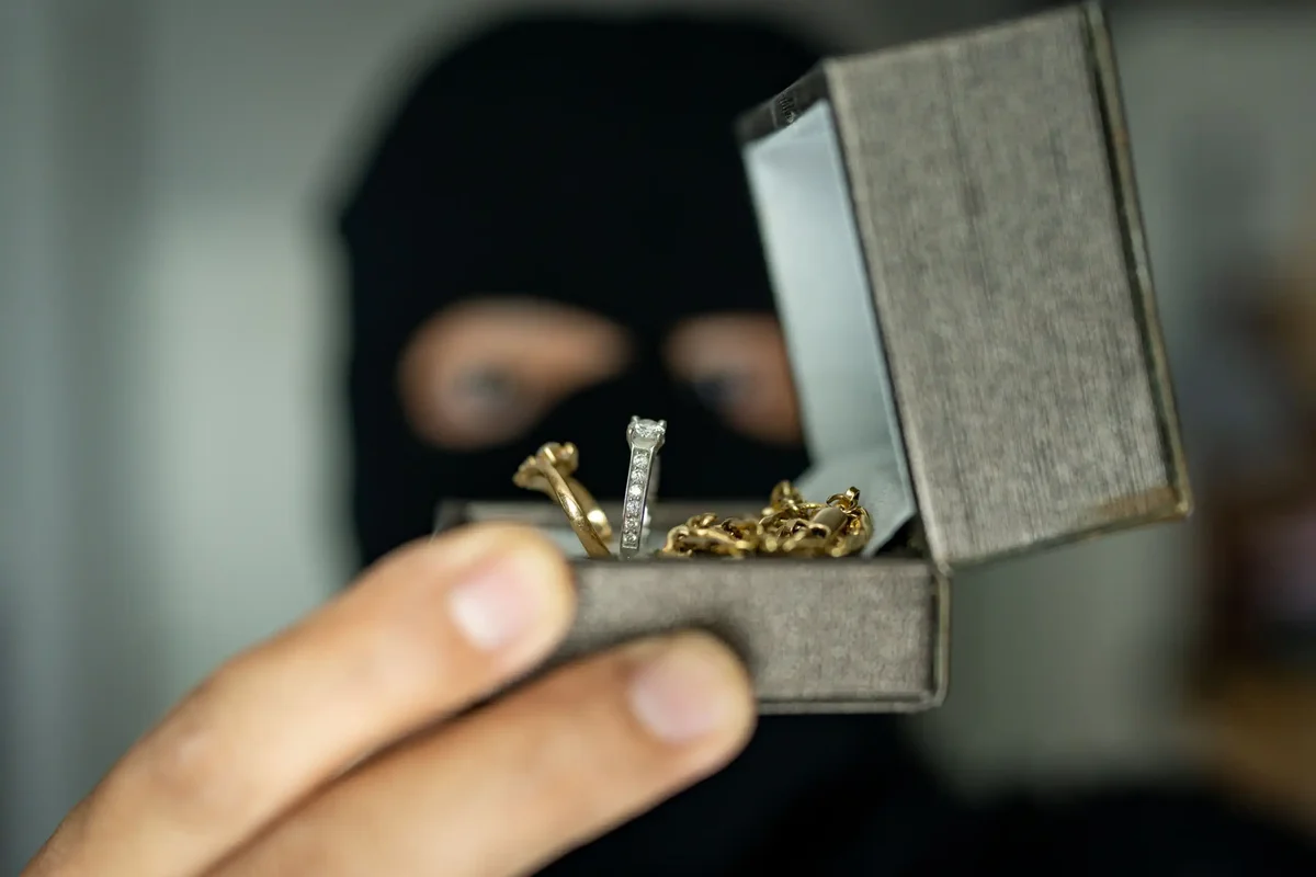 Police Warn Residents to Be Vigilant After Daylight Jewelry Snatchings 